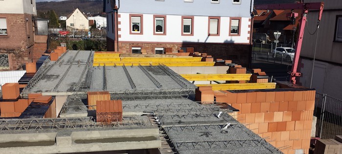 Rohbau mit tragenden Wänden und Bauteilen
